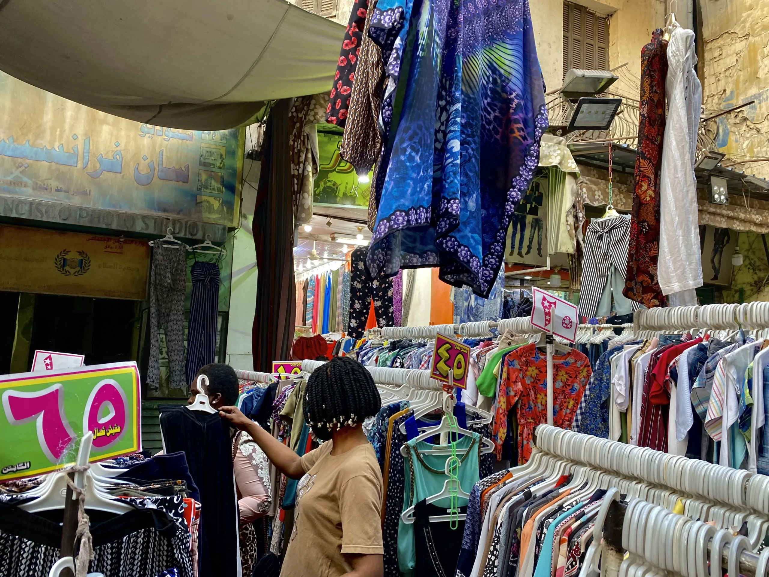 وكالة البلح.. مساحة لخداع آلة السوق