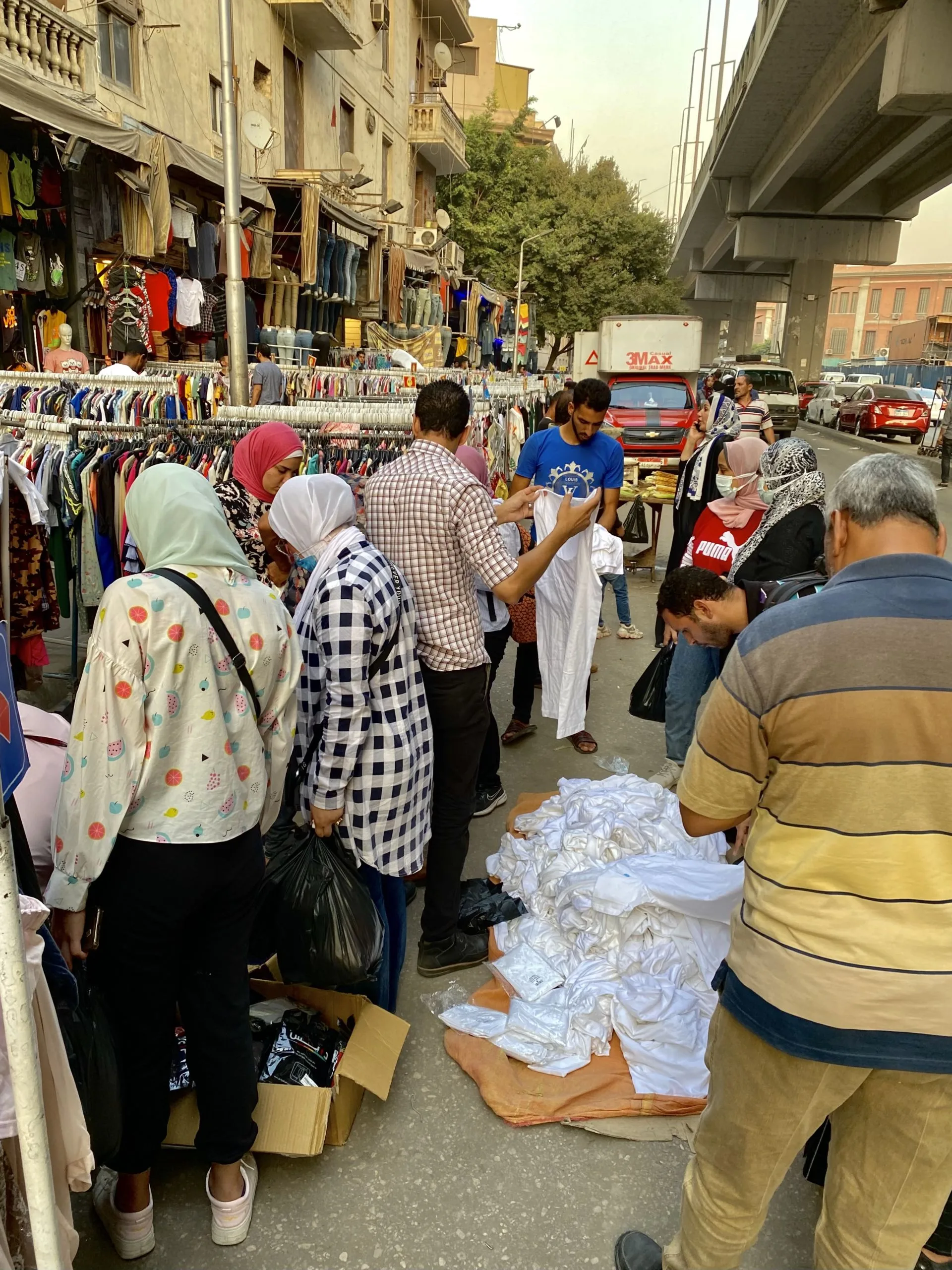 وكالة البلح.. مساحة لخداع آلة السوق