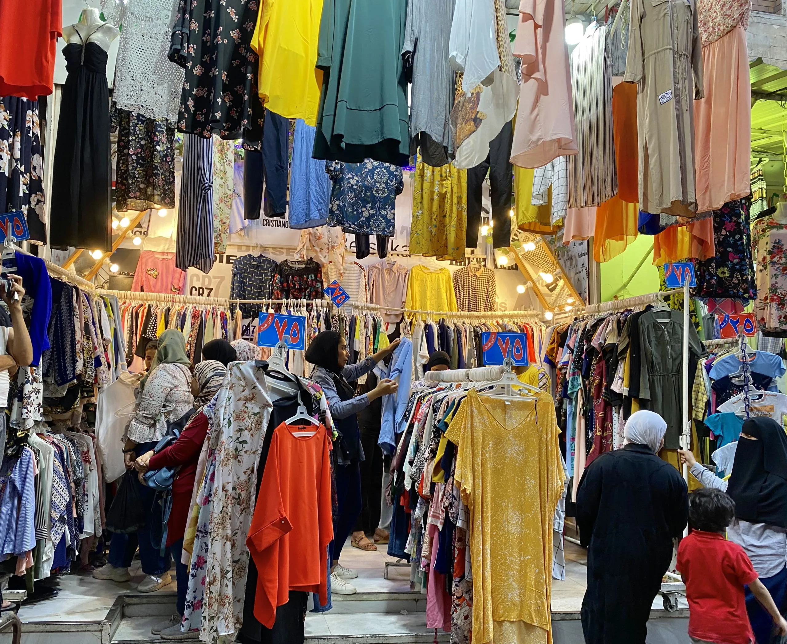 وكالة البلح.. مساحة لخداع آلة السوق