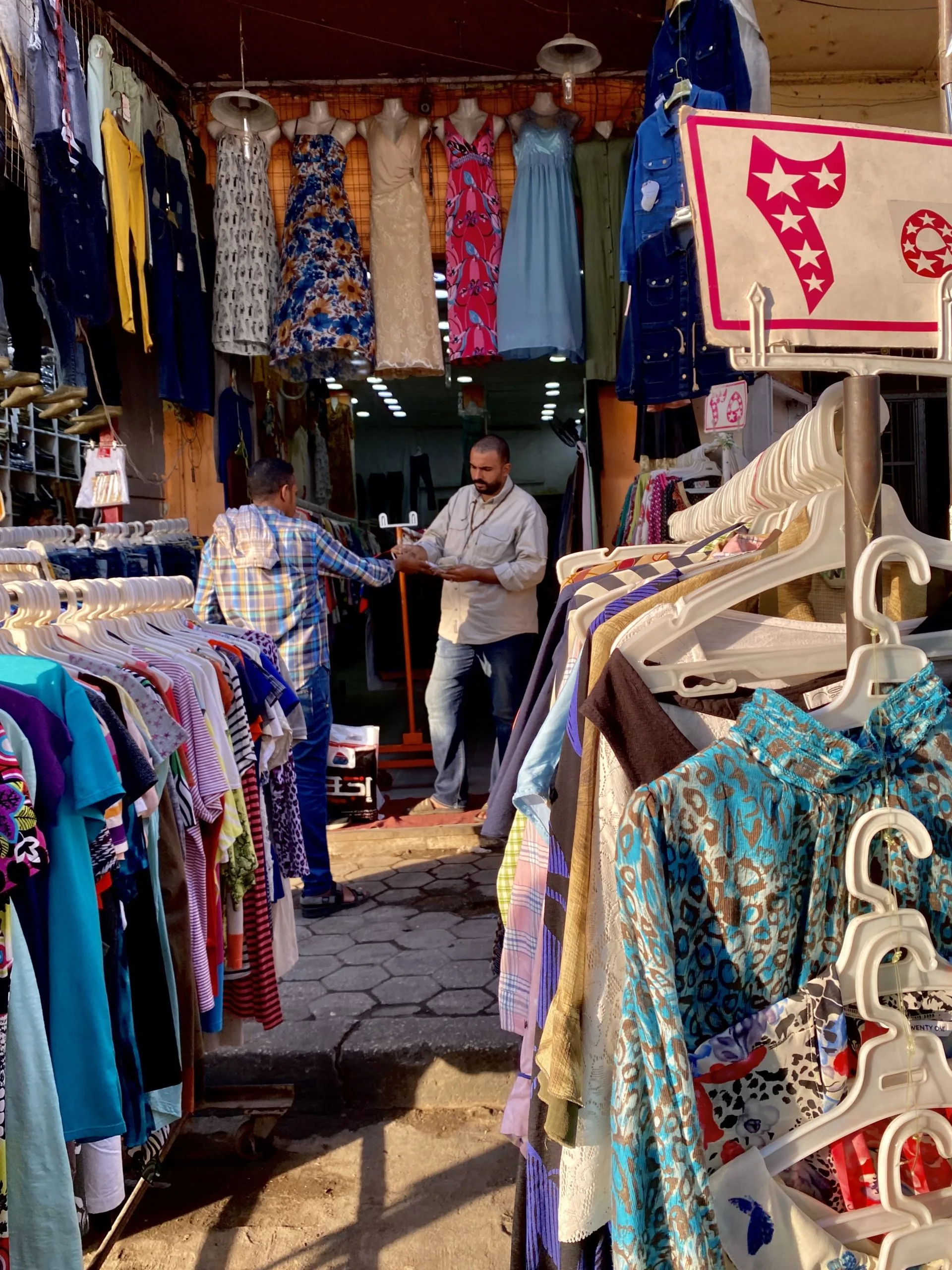 وكالة البلح.. مساحة لخداع آلة السوق