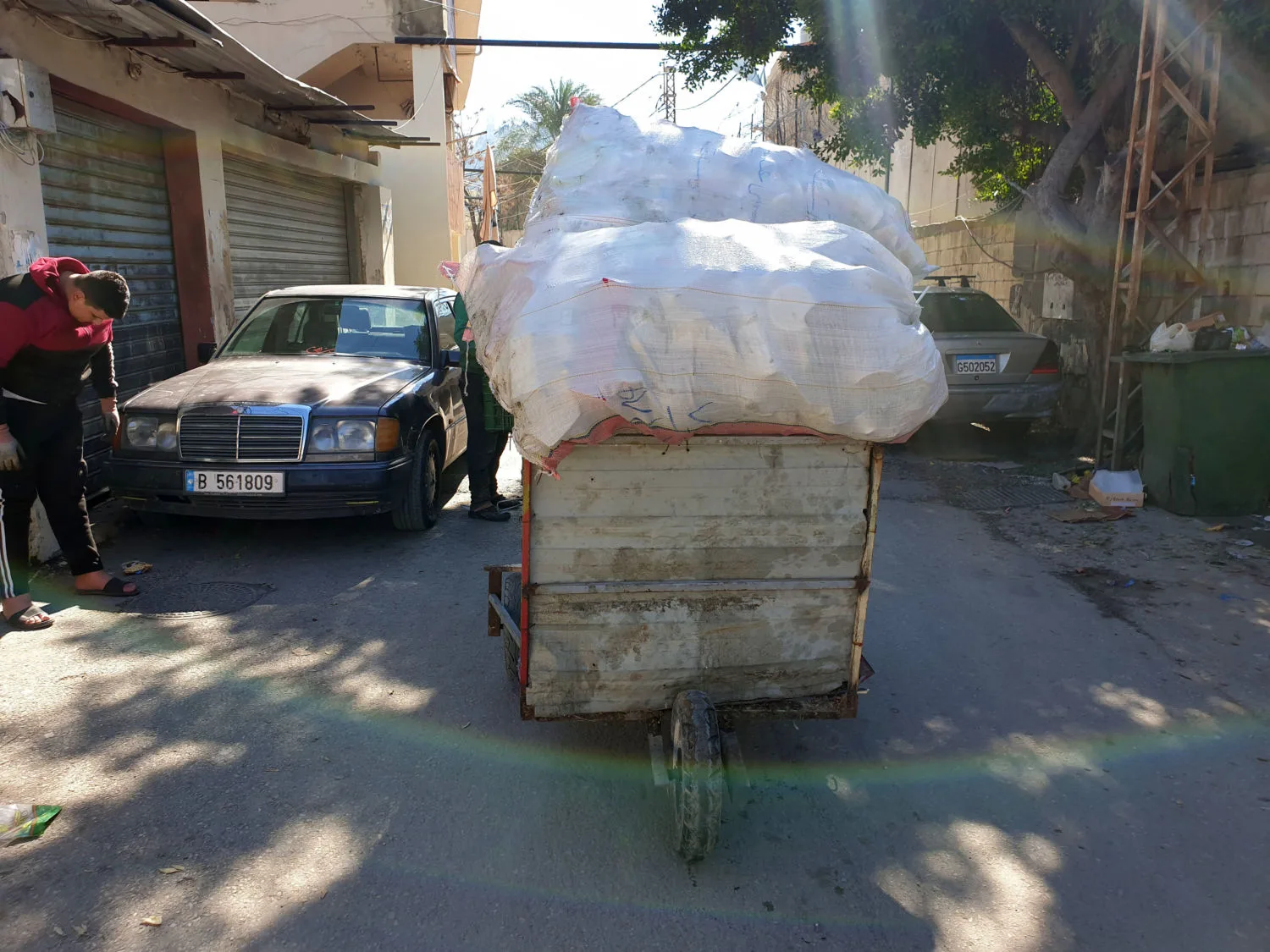 الحياة بجانب بيت زبالة حطّين